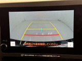 後方の見える安心をお届けするバックガイドモニター付:バックするときのアシストラインもあって楽々バック!車庫入れや縦列駐車をサポートし、苦手な駐車も安心です!今やもう手放せない装備ですネ♪