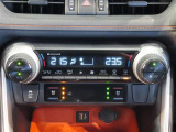 左右独立温度コントロールフルオートエアコンです。運転席、助手席それぞれで独立して温度設定ができます。冷え性の方が乗っても安心ですね♪