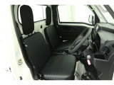 【運転席&助手席】シートは黒を基調にした落ち着いたデザインです。クリーニング済みですので清潔感があり気持ち良く乗っていただけます♪