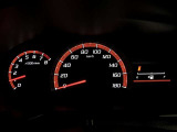 昼間でも見やすいオプティトロンメーターです。運転席前に配置し、フードを低く抑えることで運転中の視界の邪魔にならないので、視界も良好です!
