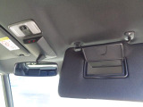 運転席サンバイザーにはミラーが付いています。