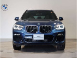 【キドニーグリル】BMWは約90年もの間、ほぼ全ての車両にひと目でBMWだと分かるこの特徴的なフロントグリルが備えられ、デザイン・アイコンとして親しまれてきました。