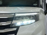LEDヘッドライトです。デザイン性がよくとても明るいので、夜間の走行や悪天候でも安心です。しかも長寿命!