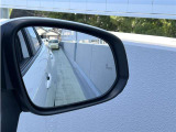 隣車線を走る車両をレーダーで検知し、ドアミラーでは確認しにくい後側方エリアに存在する車両に加え、急接近してくる車両も検知します。車両を検知するとドアミラーに搭載されたLEDインジケーターが点灯します。