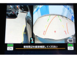 バックギアに入れるとバックカメラの映像がナビに映ります。障害物までの距離もわかりやすいです。