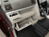 カップホルダーは運転席や助手席からちょうど手の届く位置です!!