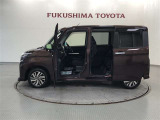 【まるごとクリーニング】シートを取り外し、車内を徹底洗浄。隅々まで丁寧に仕上げています。