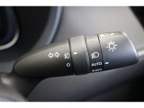 車外の明るさに応じて、自動的にライトの点灯、消灯をしてくれます。