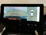 複数のカメラの映像をもとに、クルマを真上から見ているような映像をドライバーに提供し駐車をサポートする機能です。