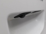 後退時に車両の後ろ側をモニター画面に表示します。車庫入れなどでバックする際に後方確認ができて便利です。車庫入れが苦手な人もこれで安心。