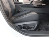 パワーシート搭載。微妙な調整が手軽にでき、ピッタリなポジションで運転することが可能です。