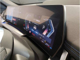【ルームミラー一体型ETC車載器】ルームミラーの裏側に目立たない様に配置されたETCカード挿入口。スタイリッシュ且つ機能的なものとなっております。