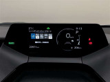 【トップマウントメーター】7インチディスプレイにミニマルなグラフィックメーターやLEDインジケーターを表示します。視線移動少なく表示が確認できる、運転に集中しやすい構成となっています。
