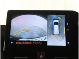 【パノラマモニター】に搭載した4つのカメラにより、車を真上から見ているような映像を表示。運転席から確認しにくい車両周囲の状況を把握できます。