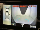 パノラミックビューモニターを装備。駐車場や交差点でクルマを真上から見るように周囲を確認できます。機能の詳細は販売店スタッフまでおたずねください。