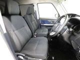 ゆったり室内で運転もしやすいです♪使い勝手の良い配置も考えられています!!