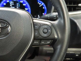 右側ステアリングスイッチ。ステアリングから手を離さずに操作できるので、運転に集中できます。