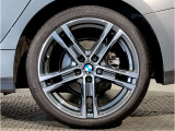 【BMWアロイホイル】軽量かつ強度に拘ったアロイホイル。走行性能ポテンシャルを引き出す設計。車の足元を引き締めてくれる大きなポイントはアロイホイルです。