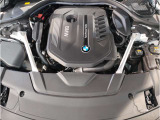 【BMW伝統のシルキー6】滑らかなふけ上がりとパワーが官能的なドライビングの歓びを約束します!シリンダーを一直線に6つ並べ爆発振動を互いに打ち消しあう構造の為不快な振動のない理想のエンジンです。