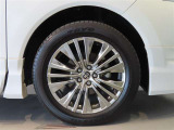 純正のアルミホイール装着車です。タイヤサイズは225/55R19です。