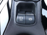 HOLD機能付きの電動パーキングブレーキ。HOLD機能を使用すると、信号待ちなどでフットブレーキから足を放しても、車は動かずそのまま停車してくれます。ドライブなど足が疲れた時には便利な機能です。