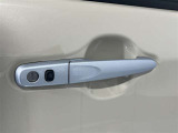 運転席ドアハンドル。鍵を取り出さなくてもワンタッチで開閉可能です。