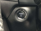 エンジンスタートスイッチです。キーが車内にあれば、エンジンの始動や停止はスイッチを押すだけ!キーを取り出す手間を省き、ワンプッシュで操作できるので簡単でスムーズです。