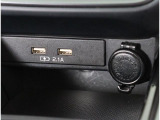携帯デバイスの充電が可能なUSB出力DC5V電源を2口装備。アクセサリーDC12V電源ソケットも装備していてとても便利です!