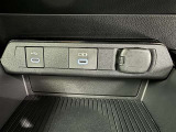 充電用USB端子付き。スマートフォンなどの充電に便利です。