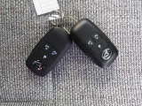 電子キーをポケットやカバンに入れているだけで、ドアの開錠・施錠が行えます。荷物を抱えていてもラクラク開閉です。エンジン始動も行えます。