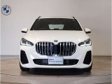 BMW代表的な特徴のキドニーグリル。BMWのすべてのモデルに採用され、BMWらしさを強調しております。