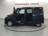 【まるごとクリーニング】シートを取り外し、車内を徹底洗浄。隅々まで丁寧に仕上げています。
