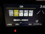 レーンディパーチャーアラートとは車線または走路からの逸脱の可能性を警告すると共に、車線または走路からの逸脱を避けるためのハンドル操作の一部を支援する機能です。詳細は販売店スタッフまでおたずねください。