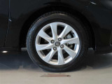 純正のアルミホイール装着車です。タイヤサイズは185/60R15です。