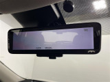 【デジタルルームミラー】車両後方カメラの映像をルームミラーに映すことが出来ます。 そのため、後席に人や荷物があって後方が見えづらい場合でもしっかり視界を確保することが出来ます。