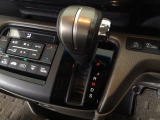 オートマチックシフトレバーは、手になじみ操作しやすい形状で安全運転にもつながります♪