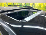 【サンルーフ】開放感たっぷりの希少装備、サンルーフが装着されています!車内に明かりを取り入れたり景色を楽しむ以外にも、車内の空気も簡単に換気できて快適です!