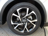 純正18インチアルミ!タイヤサイズは225/50R18です