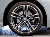 【BMWアロイホイル】軽量かつ強度に拘ったアロイホイル。走行性能ポテンシャルを引き出す設計。車の足元を引き締めてくれる大きなポイントはアロイホイルです。