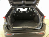 バックドアを上げた状態です。シートのアレンジ次第で荷室のスペースが広くなります!用途に合わせて快適な室内を!