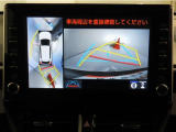 後方の見える安心をお届けするバックガイドモニター付:バックするときのアシストラインもあって楽々バック!車庫入れや縦列駐車をサポートし、苦手な駐車も安心です!今やもう手放せない装備ですネ♪