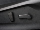 運転席と助手席は電動パワーシートが装備され、ドライバーの体系に合わせて細かいシートポジション設定が可能です!