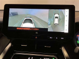 【パノラミックビューモニター】映像で、見づらい車両周辺の確認をアシスト。クルマを真上から見ているような映像を表示。 運転席から確認しにくい車両周囲の状況を把握。