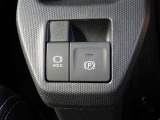 パーキングブレーキの作動と解除が簡単に行える【電動パーキングブレーキ】! 渋滞や信号待ちなどでブレーキを踏んで停車した時にブレーキを保持してくれる【ブレーキホールド】機能も搭載しています!