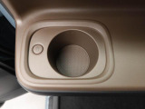 ホットドリンクをちょうどいい温度でキープしてくれる保温機能付きのホッとカップホルダー(前席)。ほっこり快適にドライブをサポート。