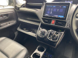 【左右分離型フルオートエアコン】運転席と助手席でそれぞれお好みの温度設定が可能で全席にも適切な空調をお届け致します。