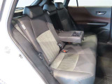 ゆったりした後席シート。中央は引き出すとアームレストにすることもできます
