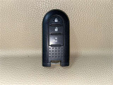 【スマートキー】キーを取り出さずにドアを施錠&解錠。クルマの始動も可能です。