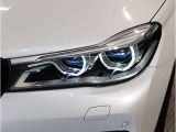 【LEDヘッドライト】先進のLEDテクノロジーを採用。放射される白色光の周波特性は太陽光に近く、バイキセノン・ヘッドライトを上回るコントラストで更に明るく輝きます!