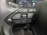 ステアリングには運転中でも簡単に操作できる各種スイッチついてます